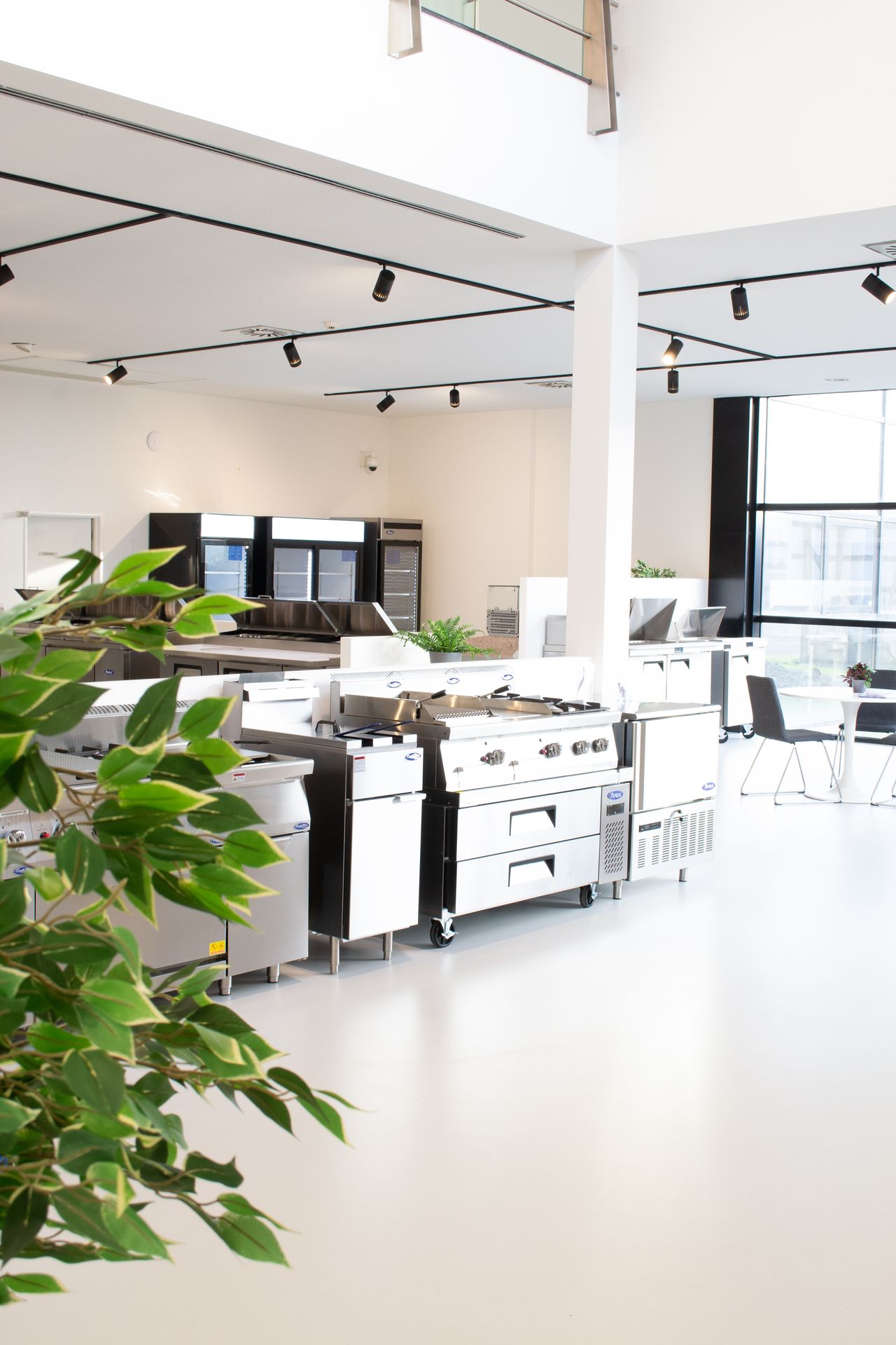 Overzicht van de Atosa Benelux showroom met professionele horeca-apparatuur en oplossingen voor grootkeukens en horecaprojecten.